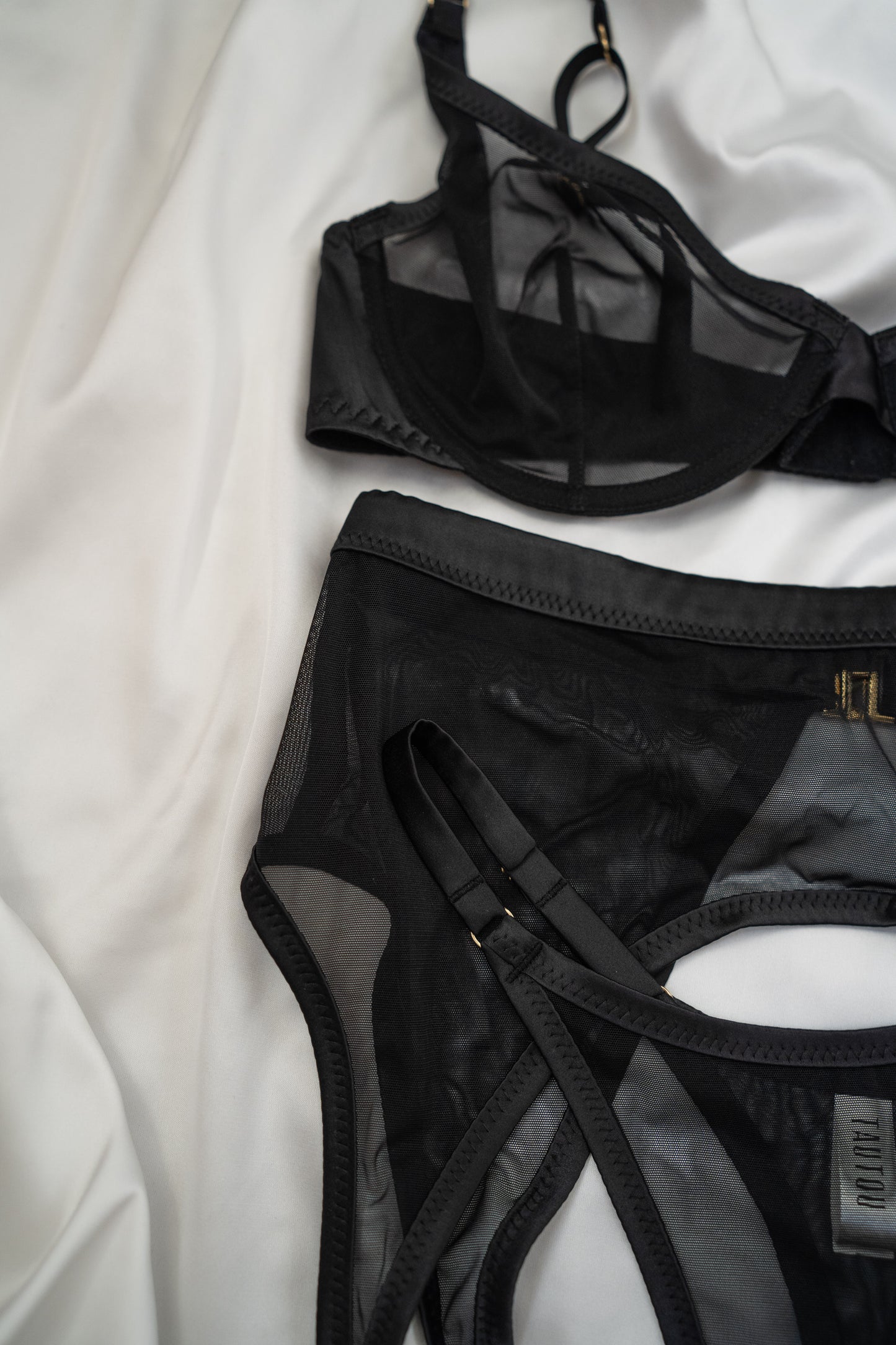 Close-up of mesh texture and fine strap details Tate set