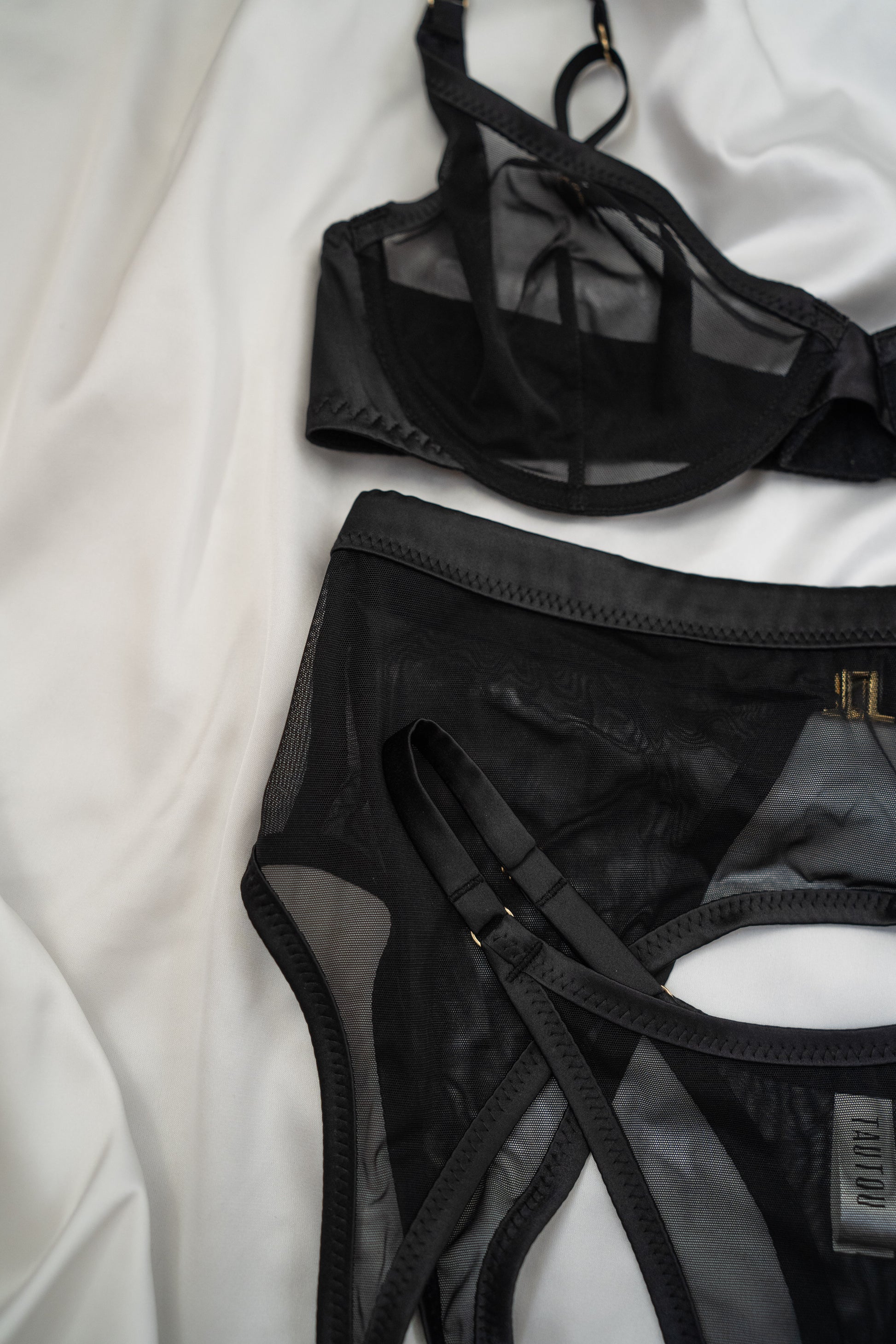 Close-up of mesh texture and fine strap details Tate set